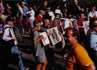 World Record Holders for greatest number of accordion plays to assemble together& playing "Lady of Spain" ... *almost* in time with each other.  Stanford University 1999. (13KB/121KB)