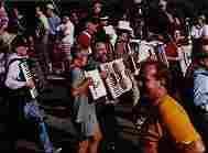 World Record Holders for greatest number of accordion plays to assemble together& playing "Lady of Spain" ... *almost* in time with each other.  Stanford University 1999. (13KB/121KB)