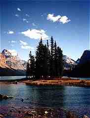 Maligne Lake, Alberta, Canada. Such magnificence should be shared. (9KB/41KB)