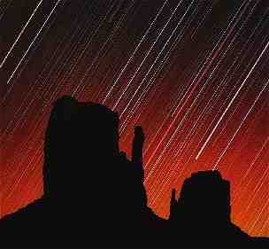 The Mittens rocks in Monument Valley. Star Trails. (10KB/139KB)